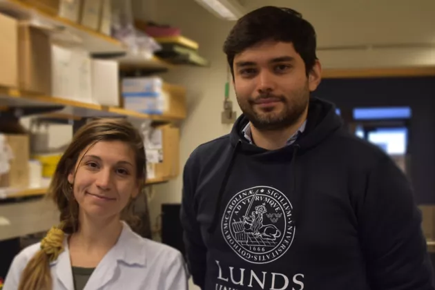 Maria och Gustavo står bredvid varandra i ett labb.