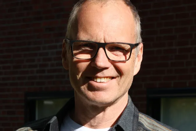 Carl-Johan Tiderius med grönska i bakgrunden